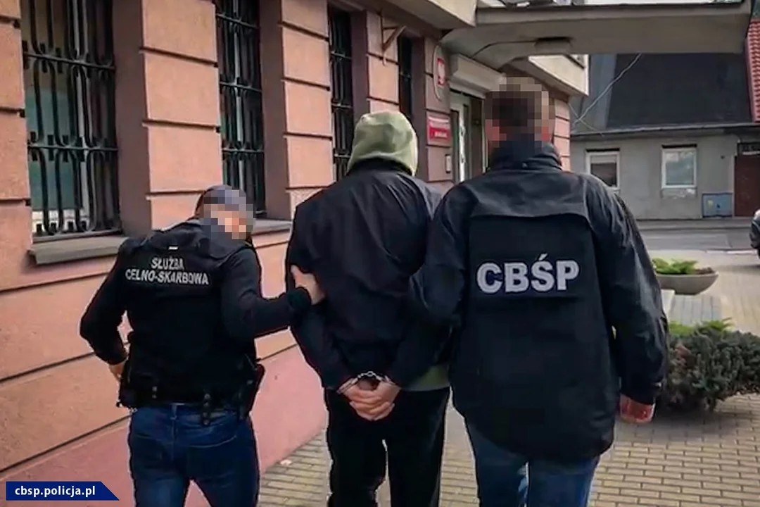 Akcja CBŚP w łódzkim. Funkcjonariusze rozbili gang i zlikwidowali wielką fabrykę. Zobacz, czym handlowali [FOTO, VIDEO] - Zdjęcie główne