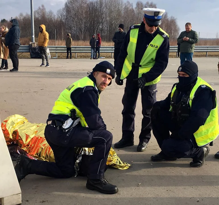 Pierwsza pomoc udzielona jednemu z ukraińskich uciekinierów przez łódzkich policjantów