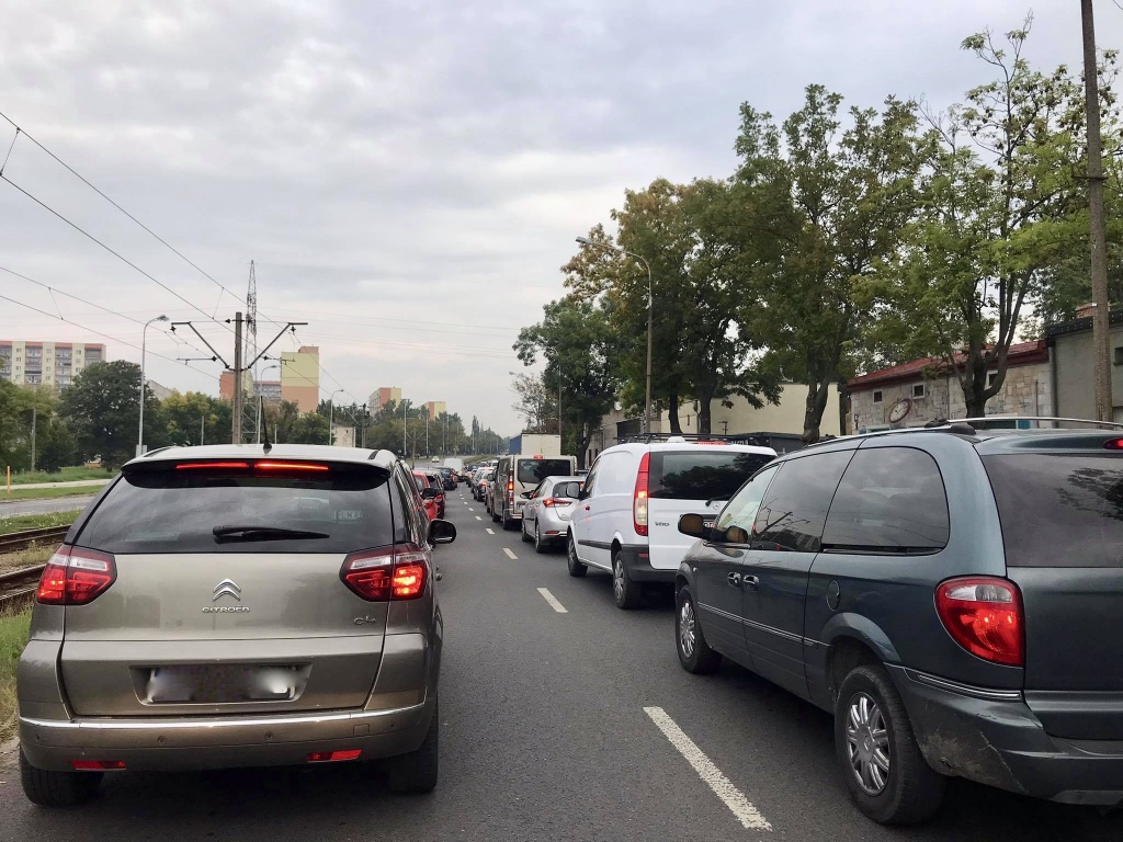 Korki Łódź. Ogromne korki na al. Śmigłego-Rydza. Na dojazd do centrum potrzeba prawie dwóch godzin (fot. TuŁódź.pl)