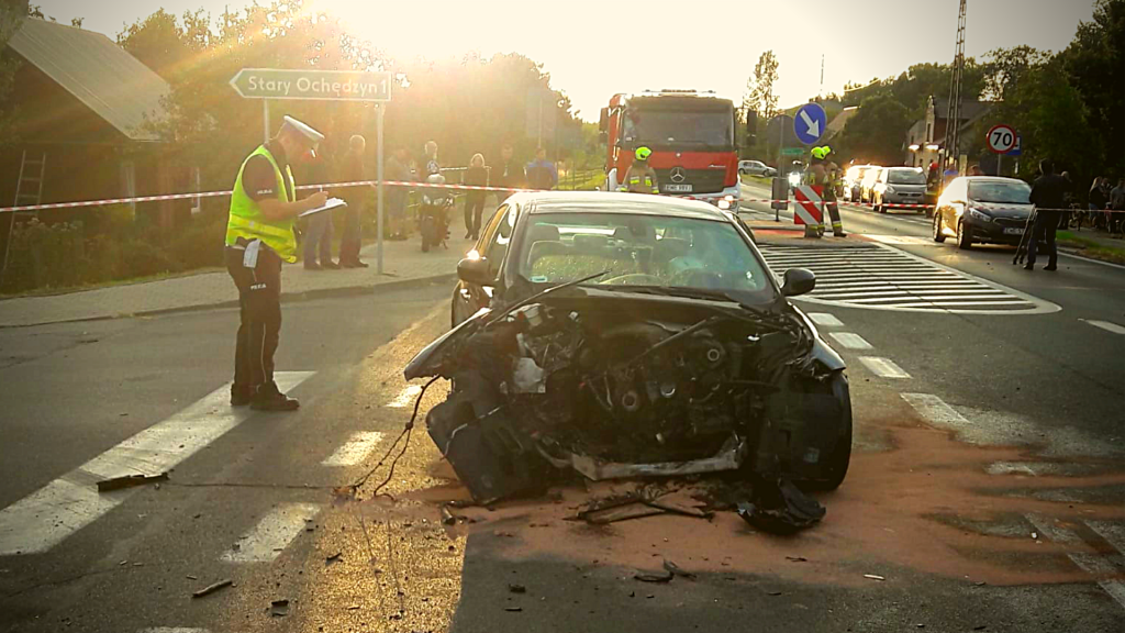 23-latek w BMW wjechał w motocykl. Dwóch mężczyzn zginęło na miejscu. Jak do tego doszło? - Zdjęcie główne