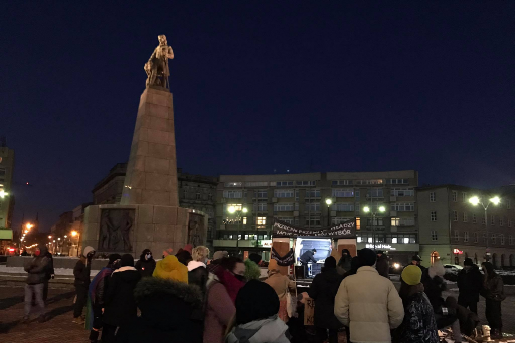 Manifestacja przeciwko zaostrzeniu prawa aborcyjnego na placu Wolności w Łodzi. Doszło do interwencji policji - Zdjęcie główne