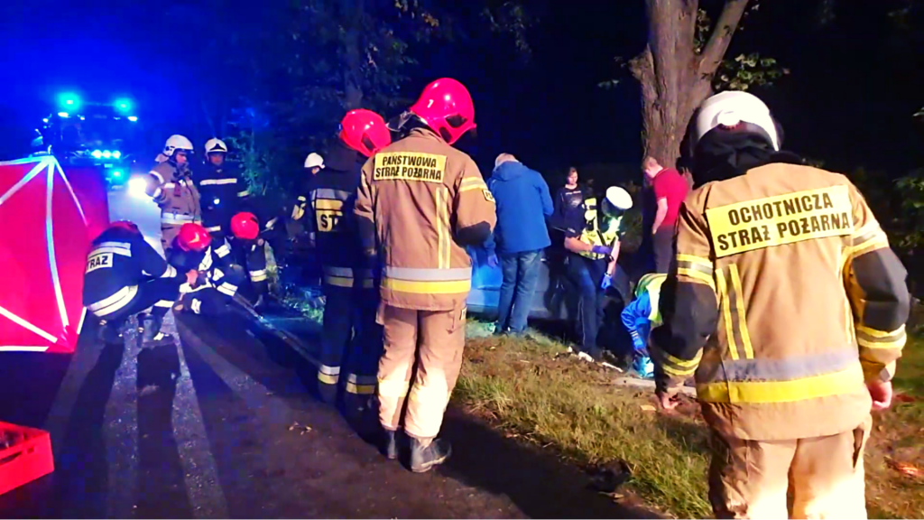 Nowe fakty. Na jezdni leżał kierowca, w rowie zniszczony samochód. Tragiczny wypadek na Byszewskiej [ZDJĘCIA Z AKCJI] - Zdjęcie główne