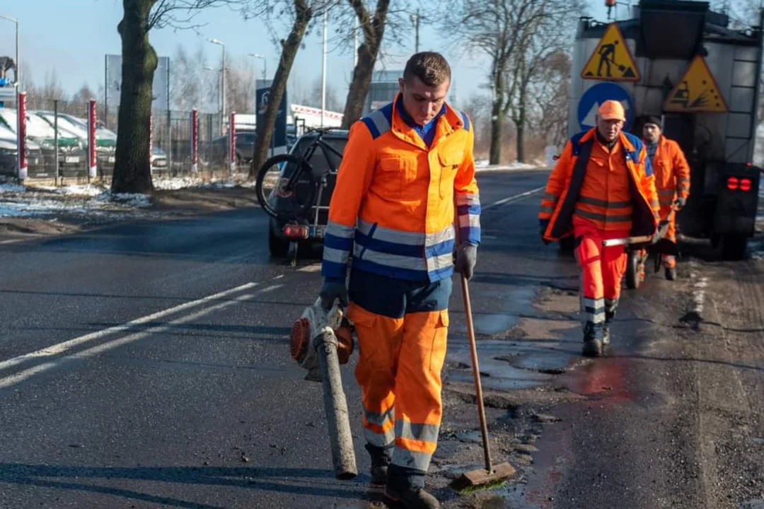 Dmuchawy do liści na łódzkich osiedlach. Hałas i pył dają się mieszkańcom we znaki - Zdjęcie główne