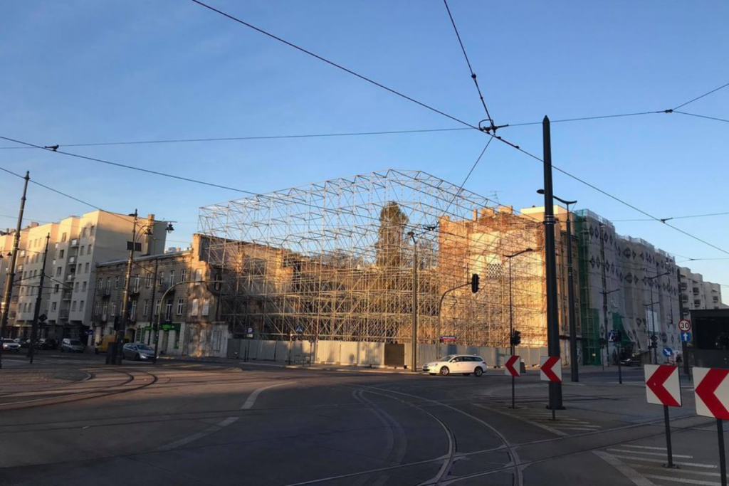 Z rogu POW i Składowej zniknęła płachta z wizualizacją kamienicy. Co z zagospodarowaniem tej przestrzeni? (fot. Aga Szynk) |wiadomości łódzkie|Łódź|TuŁódź