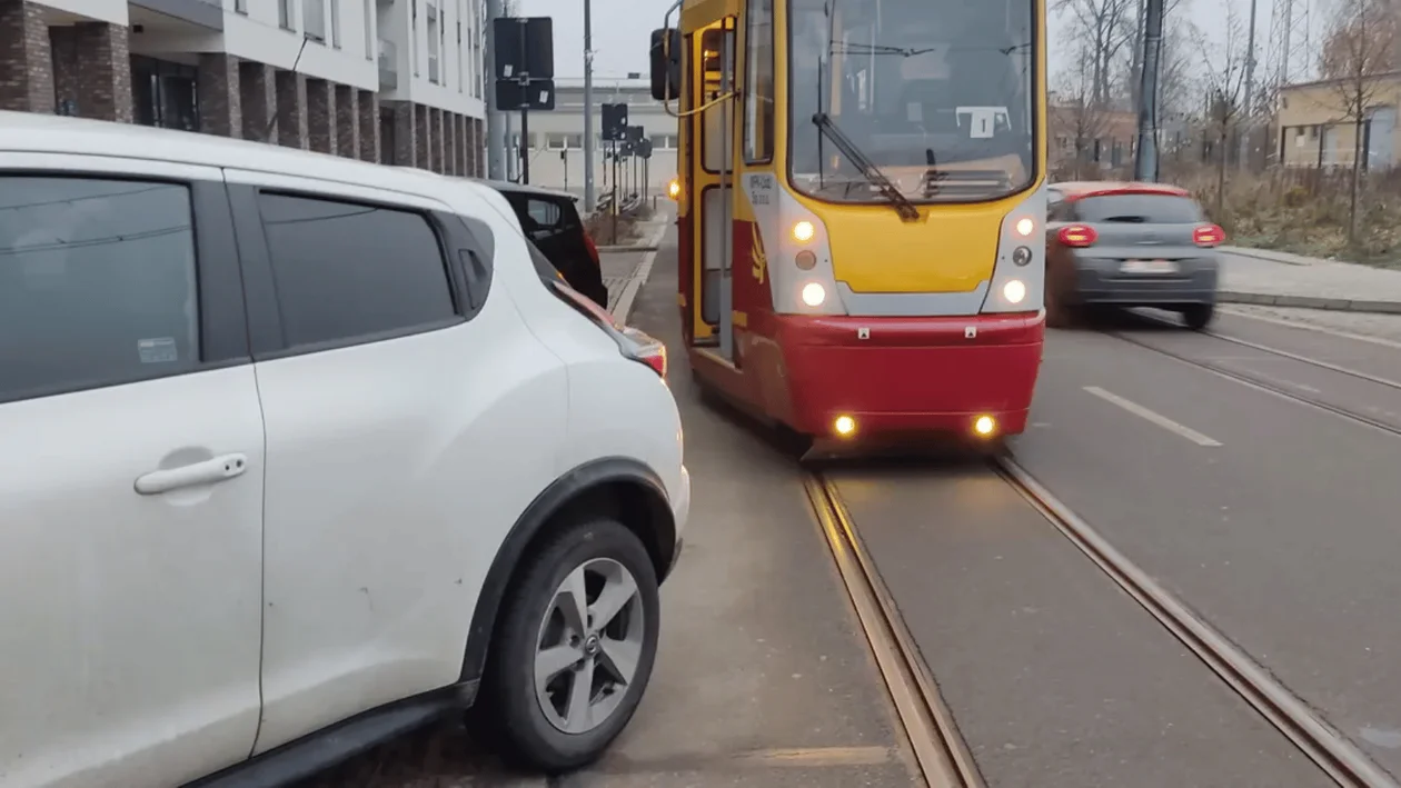 W tych miejscach regularnie dochodzi do nieprawidłowego parkowania. Tramwaje MPK Łódź potrafią być zablokowane tutaj kilka razy dziennie - Zdjęcie główne