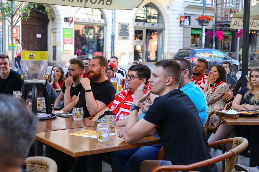 Piotrkowska Łódź. Kibice wspierali Biało-Czerwonych podczas meczu Polska - Słowacja na EURO 2020 (fot. Michał Pietrzak - TuLodz.pl)