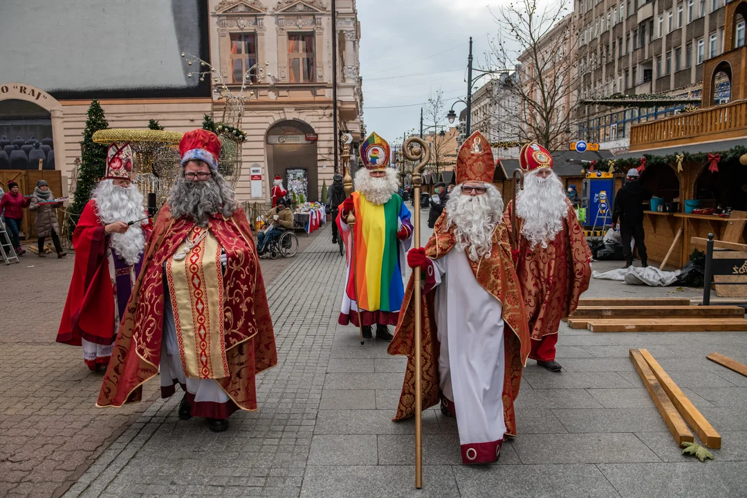 Przy Piotrkowskiej Mikołaje poczęstują bigosem, zupą i kawą. Akcja potrwa trzy dni [zdjęcia]  - Zdjęcie główne