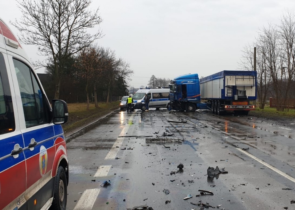 Koszmarny wypadek w Łódzkiem. Czarne BMW roztrzaskane (fot. PSP w Zgierzu)