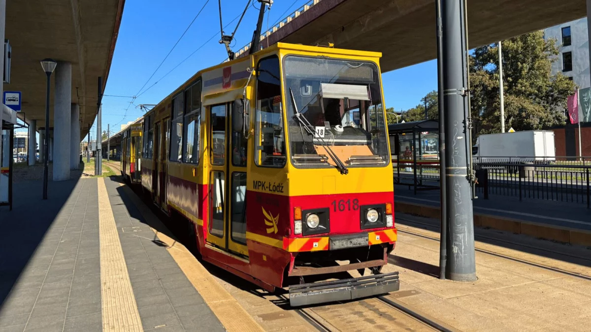 Tramwaje Konstal 805Na jeżdżą po Łodzi już 45 lat! W ostatnich tygodniach zamiast na ulice, pojechały na złomowisko - Zdjęcie główne