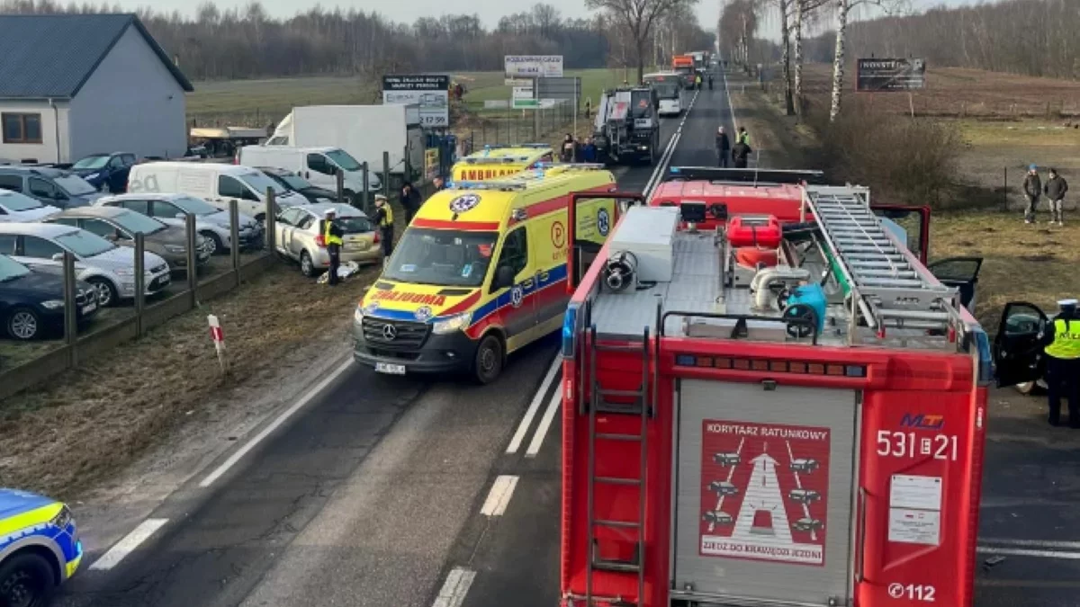 Trzy auta zderzyły się w Łódzkiem. Pięć osób trafiło do szpitala
