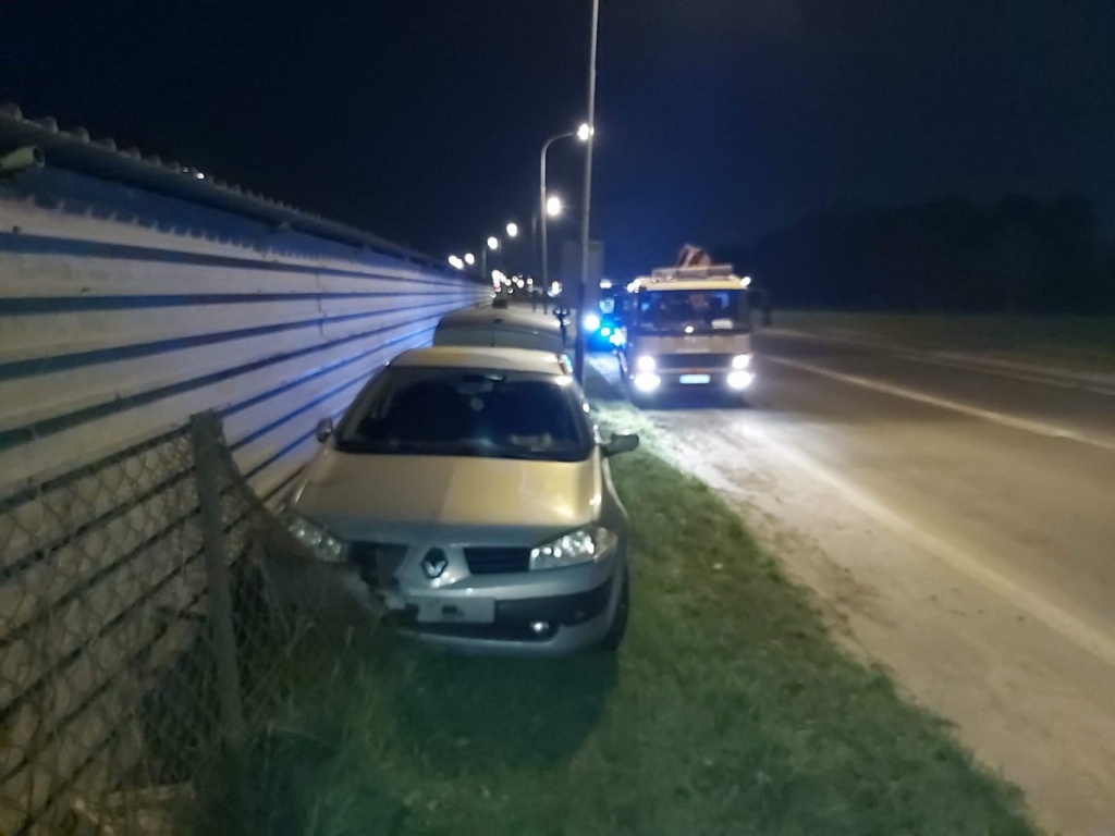 Łódź. Zniszczone auto, utrata prawa jazdy i sprawa w sądzie. 32-latek prowadził auto na podwójnym gazie, uderzył w latarnię - Zdjęcie główne