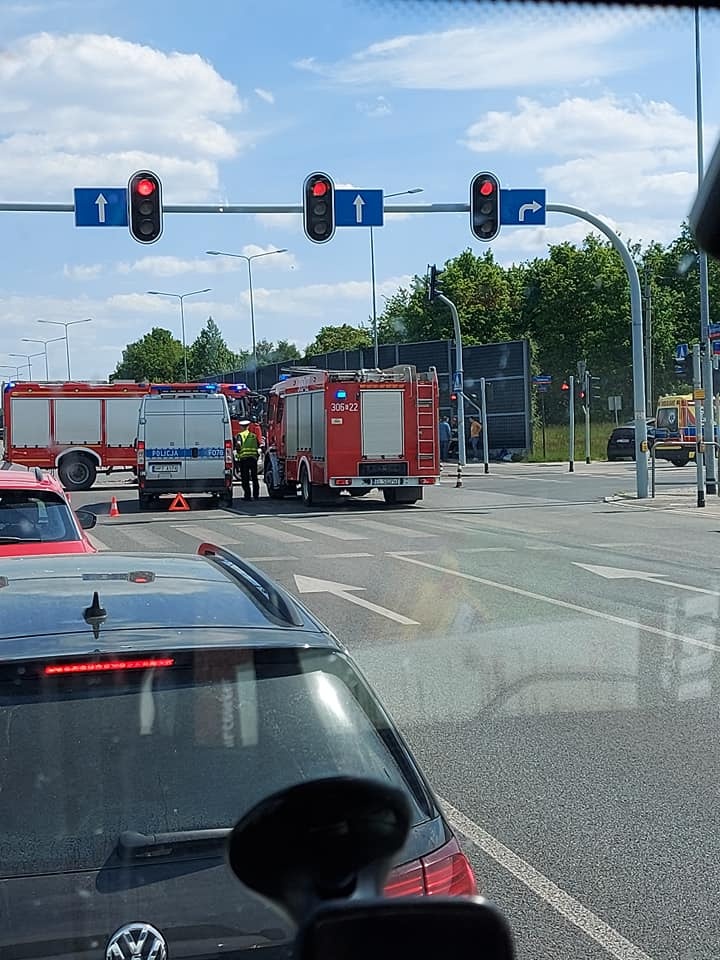 Wypadek Łódź. Kolizja na skrzyżowaniu al. Bartoszewskiego i ul. Siostrzanej (zdjęcie dzięki uprzejmości Adriana Wolskiego)