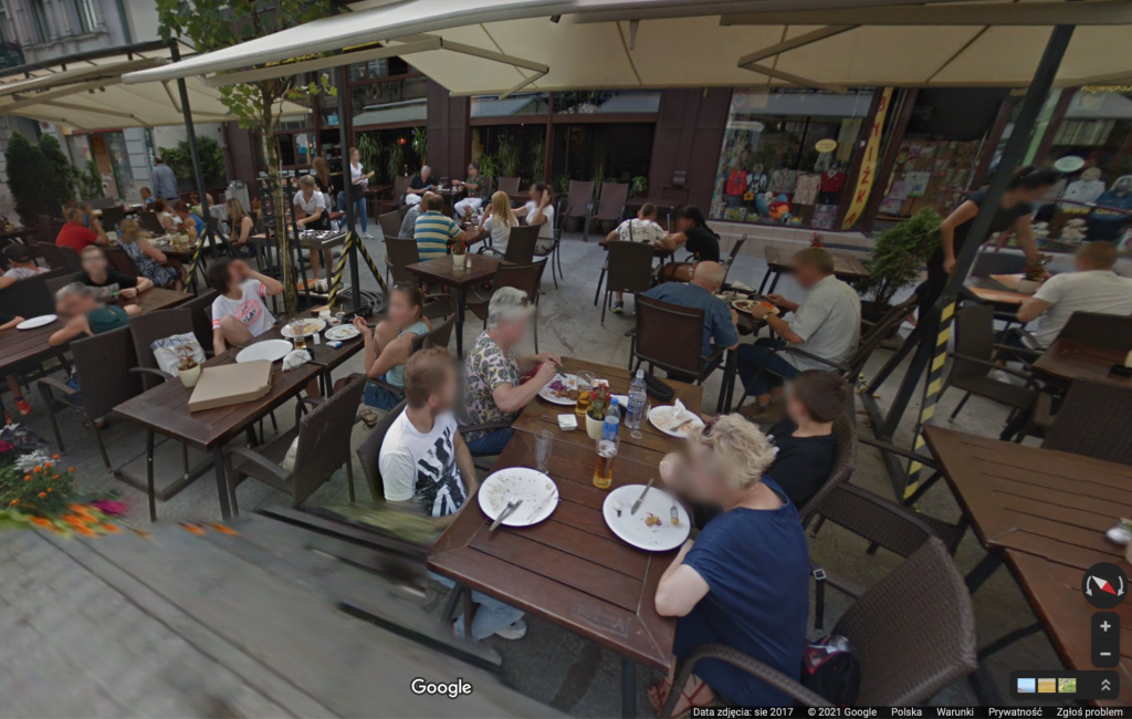 Wakacje na Piotrkowskiej w Łodzi przed pandemią! Kto odnajdzie się na zdjęciach w Google Street View? (fot. Google Street View)