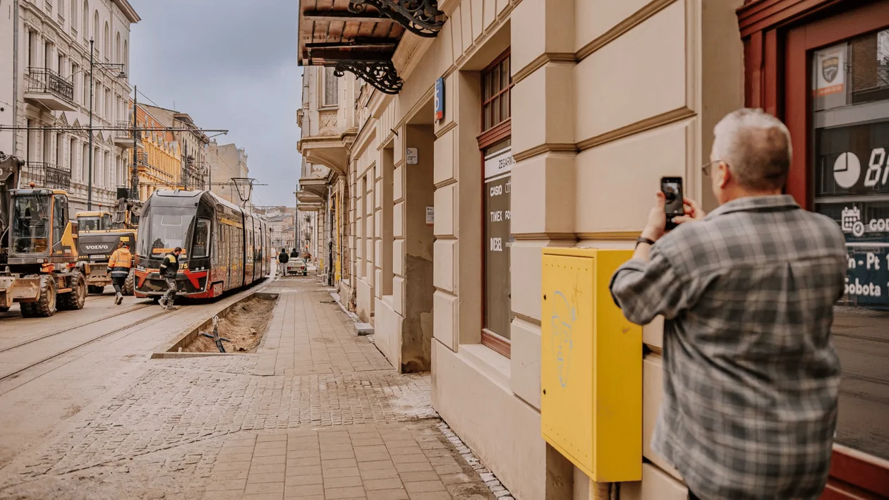 Najnowsze tramwaje MPK Łódź na zwiedzaniu remontowanej ulicy Legionów. Mieszkańcy przecierali oczy ze zdziwienia [ZDJĘCIA] - Zdjęcie główne