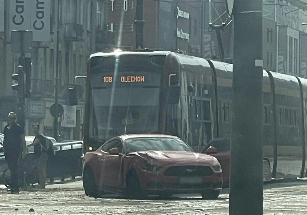 Mustang zablokował torowisko. Nie kursowały cztery linie tramwajowe [FOTO] - Zdjęcie główne