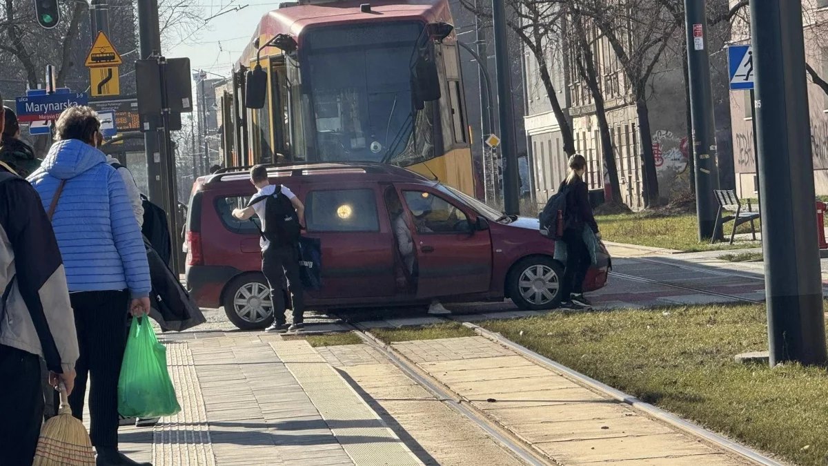 Pechowe dni skrzyżowania na Bałutach. Auto zderzyło się z tramwajem - Zdjęcie główne