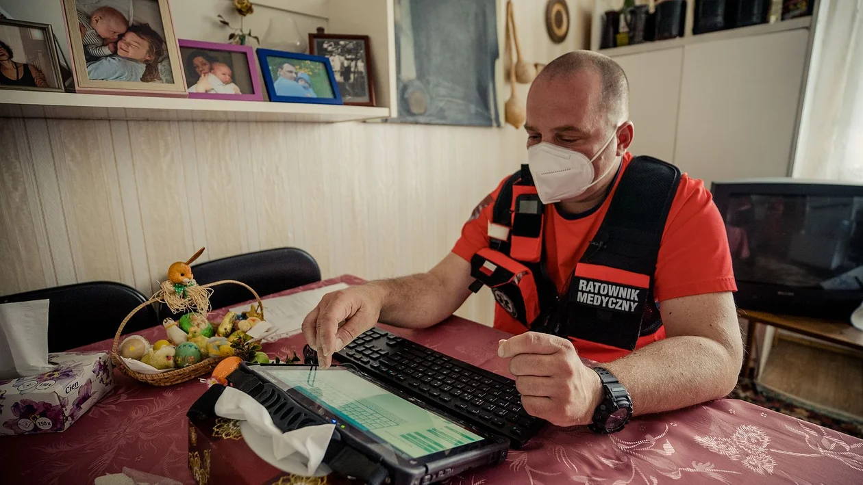 Paweł Koszel i Paweł Niedźwiedź zabierają nas na pokład łódzkiej karetki. Zobaczcie pracę tych dzielnych ludzi.