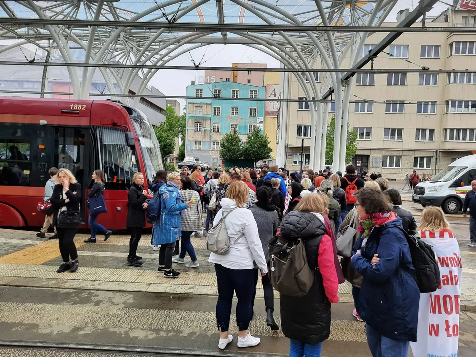 Strajk pracowników MOPS-u wciąż trwa. Centrum Łodzi sparaliżowane  - Zdjęcie główne