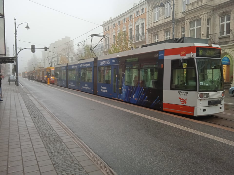 Poranna awaria MPK Łódź w centrum. Tramwaje nie jeździły przez prawie godzinę [zdjęcia] - Zdjęcie główne