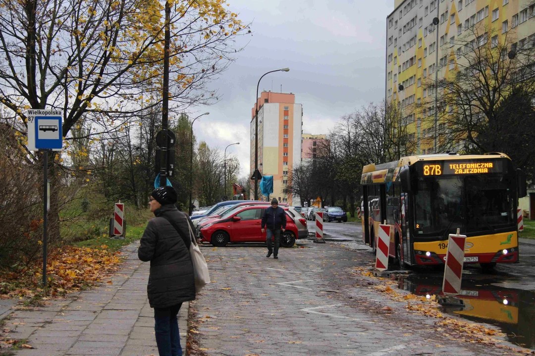 Autobusy MPK Łódź nie dojeżdżają na Żubardź. Remont utrudnił wjazd w ulicę [ZDJĘCIA] - Zdjęcie główne