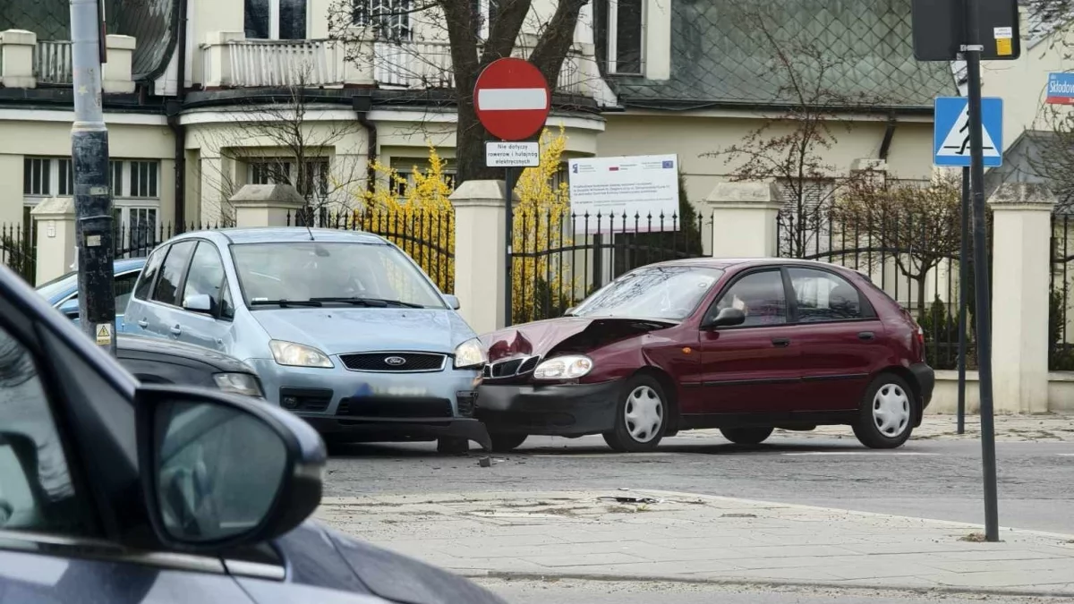 Wypadek w centrum Łodzi. 31-latek zignorował "stop"