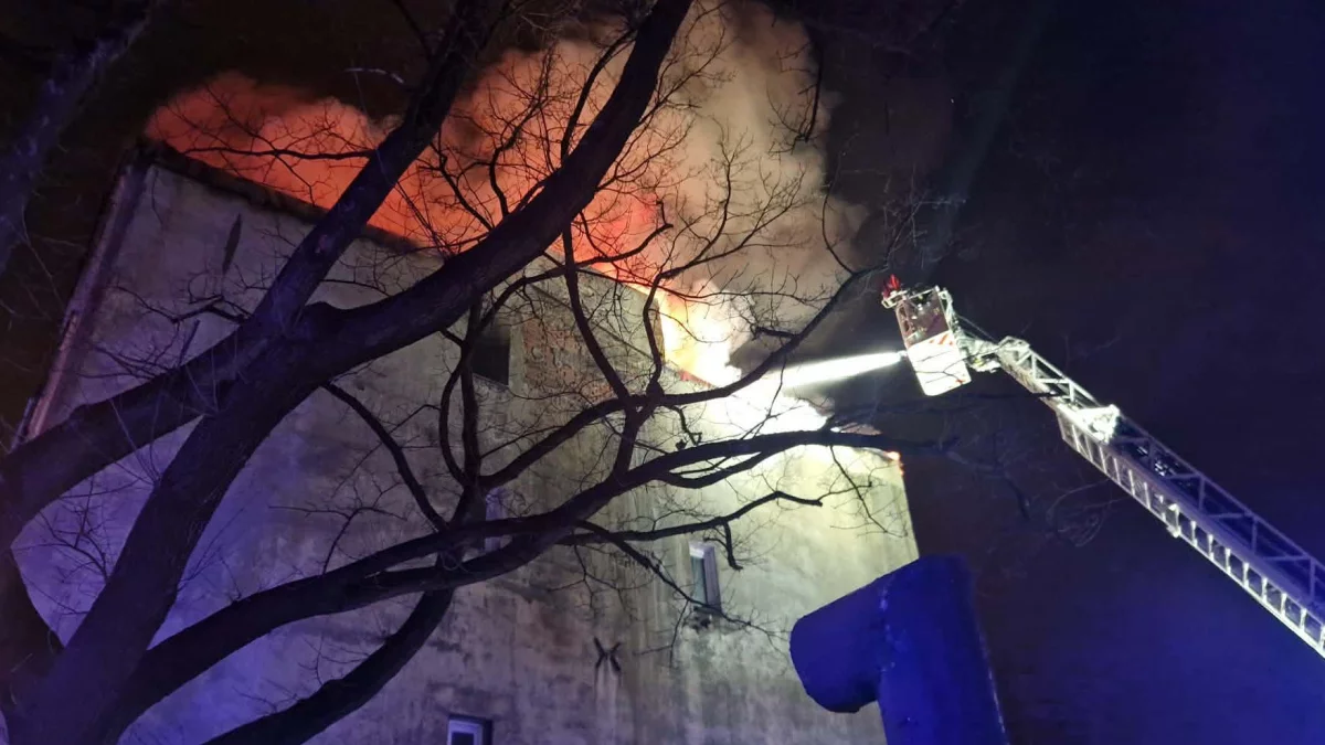 Nożny pożar na Górnej. Ewakuowano mieszkańców kamienicy. Akcja trwała wiele godzin [FOTO]