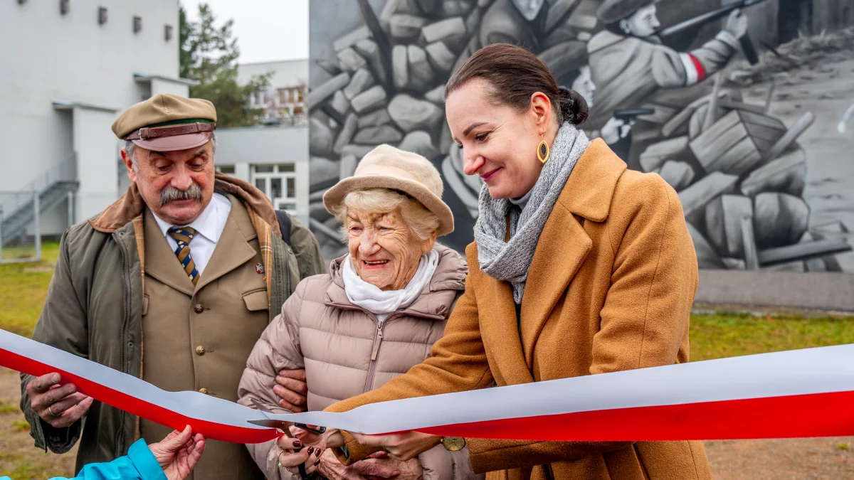 W Łodzi odsłonięto nowy mural. Powstał na budynku jednego z liceów ku czci Armii Krajowej [ZDJĘCIA] - Zdjęcie główne