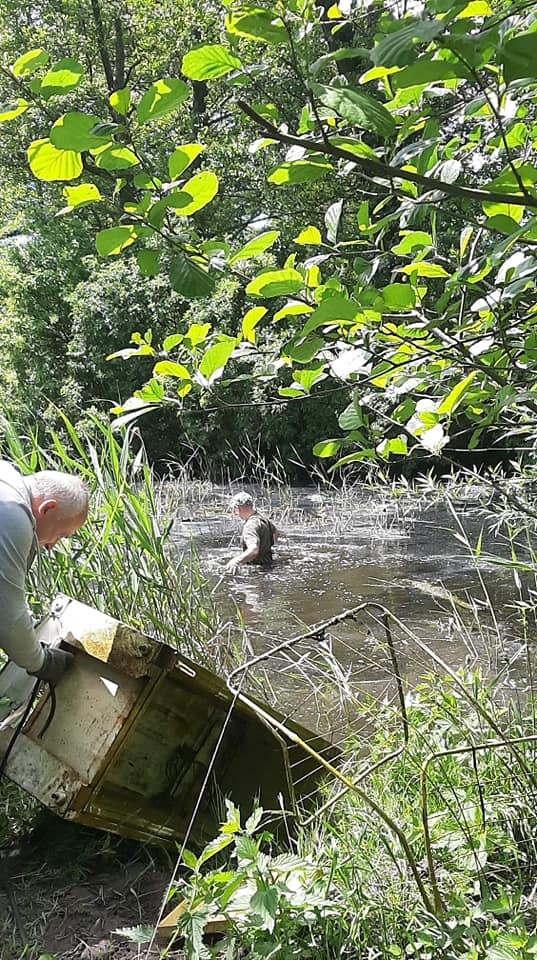 Teofilów Łódź. Mieszkańcy do zadań specjalnych. Łodzianie z Teofilowa posprzątali swoją okolicę. W stawie pływały lodówki [zdjęcia] - Zdjęcie główne