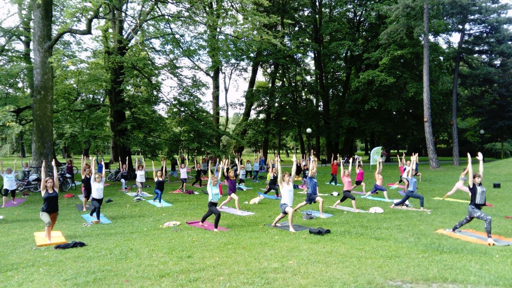 Darmowe zajęcia jogi w łódzkich parkach. Przyjdź i sprawdź! - Zdjęcie główne