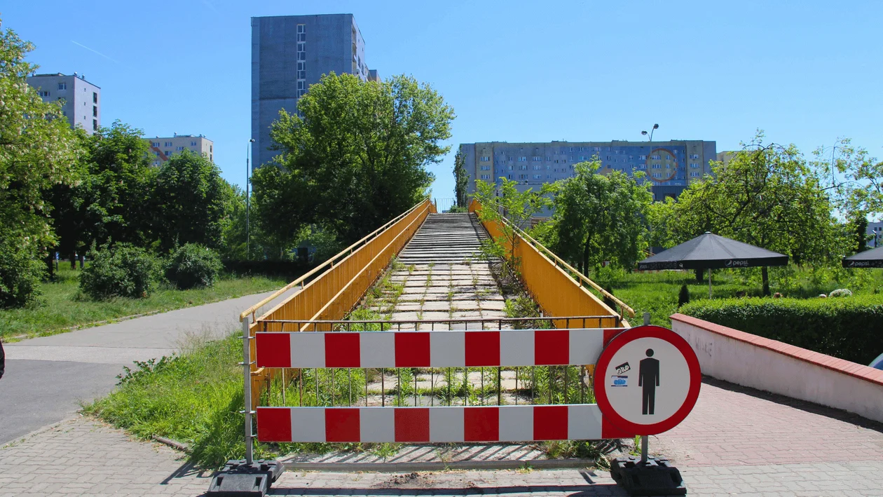 Zmiany dla pieszych na Retkini. Powstały przejścia tymczasowe, warto uważać na tramwaje [ZDJĘCIA] - Zdjęcie główne