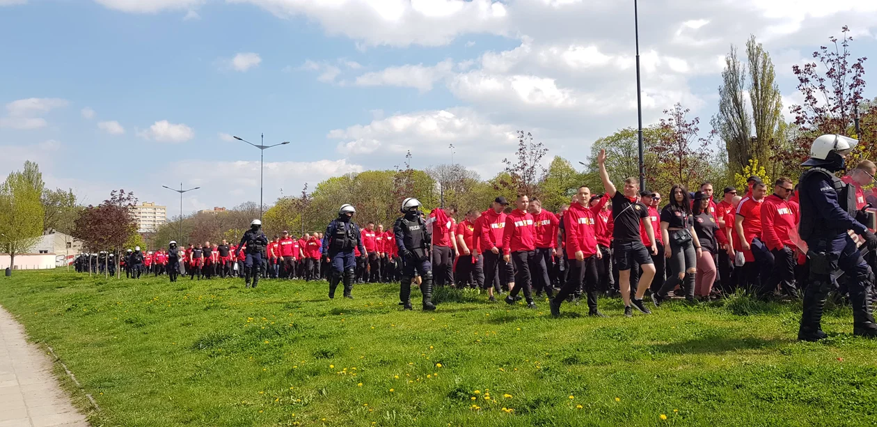 Derby Łodzi już za chwilę! Kibice Widzewa przeszli ulicami miasta na stadion ŁKS-u - Zdjęcie główne