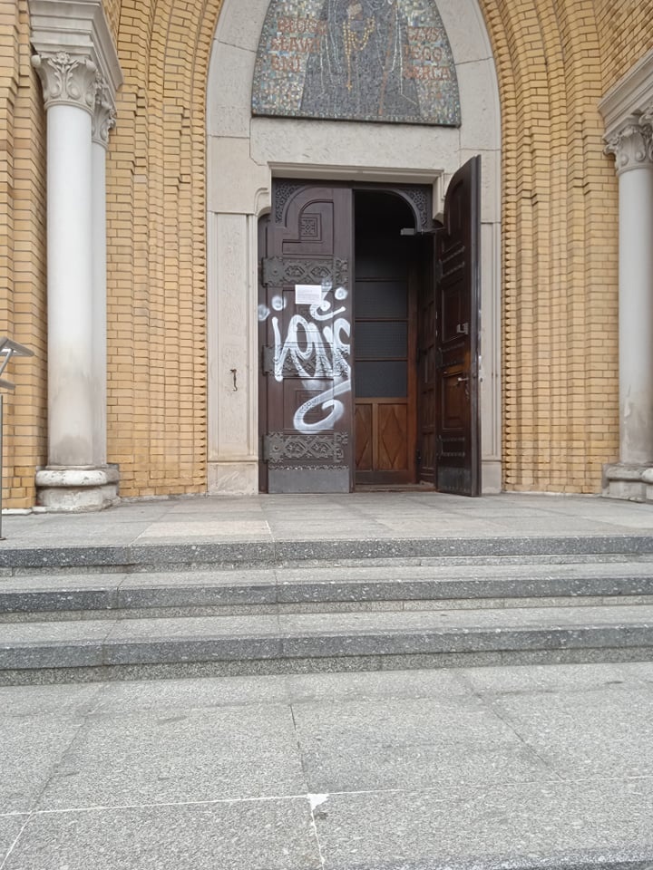 Katedra Łódź. Zniszczono zabytkowe drzwi do łódzkiej katedry. Sprawcy poszukuje policja (fot. dzięki uprzejmości Czytelnika)