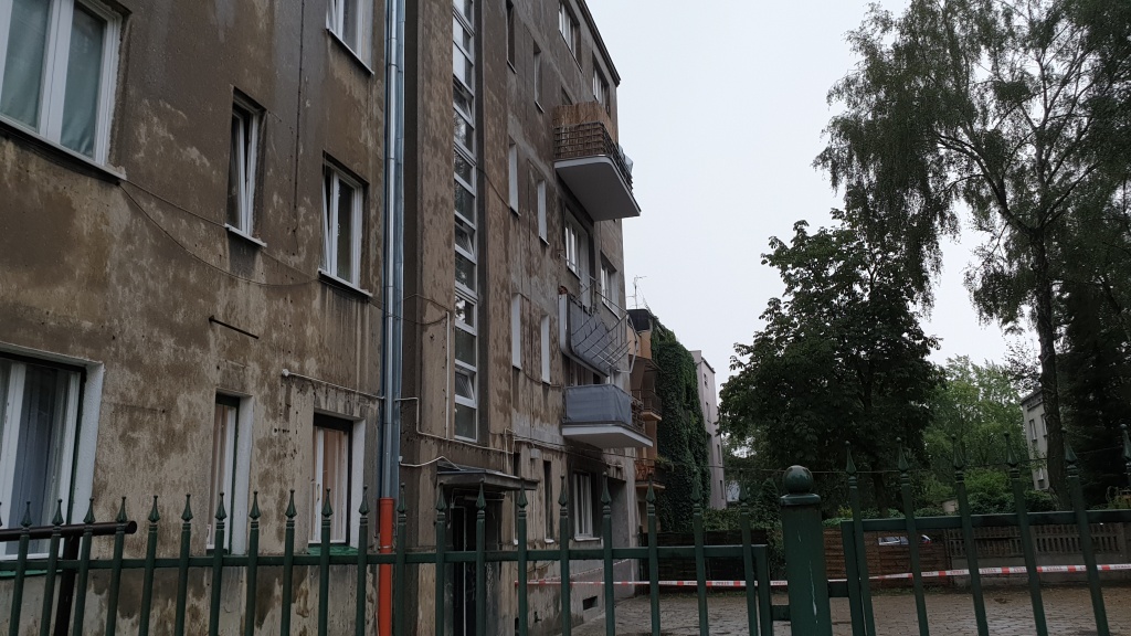 W sobotę z kamienicy na Sienkiewicza oderwał się balkon! I wciąż sobie wisi  [ZDJĘCIA] (fot. TuŁódź.pl)
