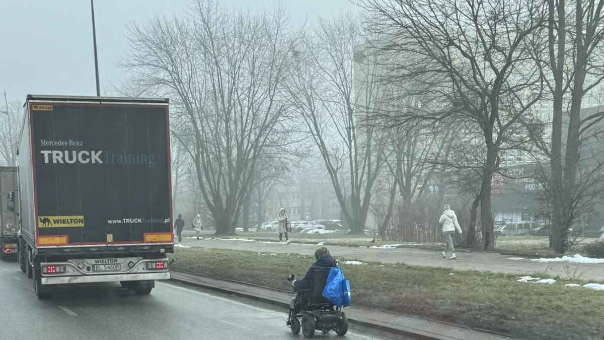 Nietypowa sytuacja na al. Piłsudskiego w Łodzi. Drogą jechała osoba na wózku inwalidzkim - Zdjęcie główne