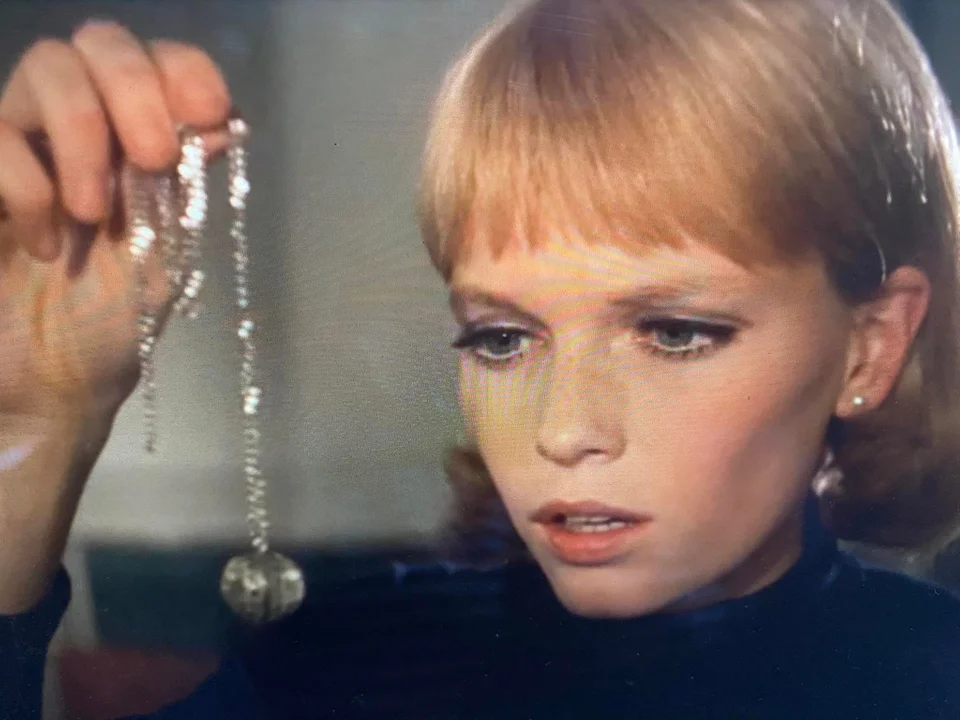 "Dziecko Rosemary". Horror z 1968 roku w reżyserii i według scenariusza Romana Polańskiego. Młode małżeństwo, Rosemary i Guy Woodhouse, wprowadza się do starej kamienicy zwanej Bramfordem, z którą wiąże się kilka makabrycznych historii. Po pewnym czasie Rosemary zachodzi w ciążę w okolicznościach, których za bardzo nie pamięta. Wkrótce pojawiają się dziwne objawy, takiej jak: trupia bladość, chudnięcie i apetyt na... krwiste mięso. Jak się okazuje, sąsiadami małżeństwa są sataniści  i to oni mogą mieć coś wspólnego ze stanem Rosemary.