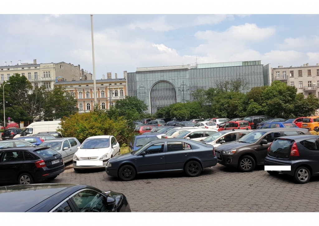 Parking zamiast ulicy. Tak teraz wygląda ul. Sienkiewicza w Łodzi (fot. dzięki uprzejmości Czytelnika)