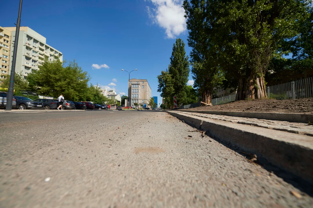 Koniec remontu na Sienkiewicza w Łodzi. Na ulicę wróciły samochody i autobusy  - Zdjęcie główne