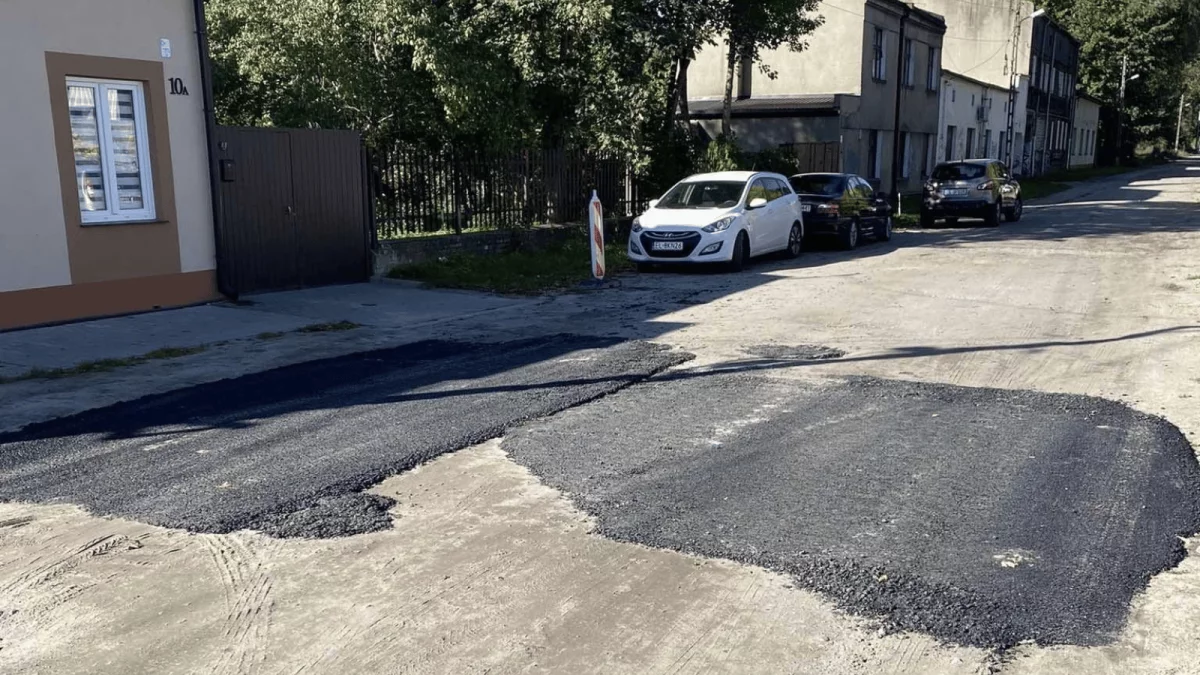 Dziury w drodze gruntowej załatane asfaltem. Zarząd Dróg i Transportu tłumaczy - Zdjęcie główne