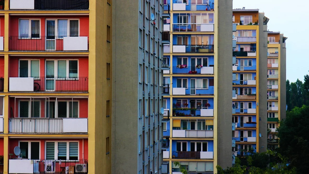 Ukryte zagrożenie w ścianach bloków. Eksperci ostrzegają
