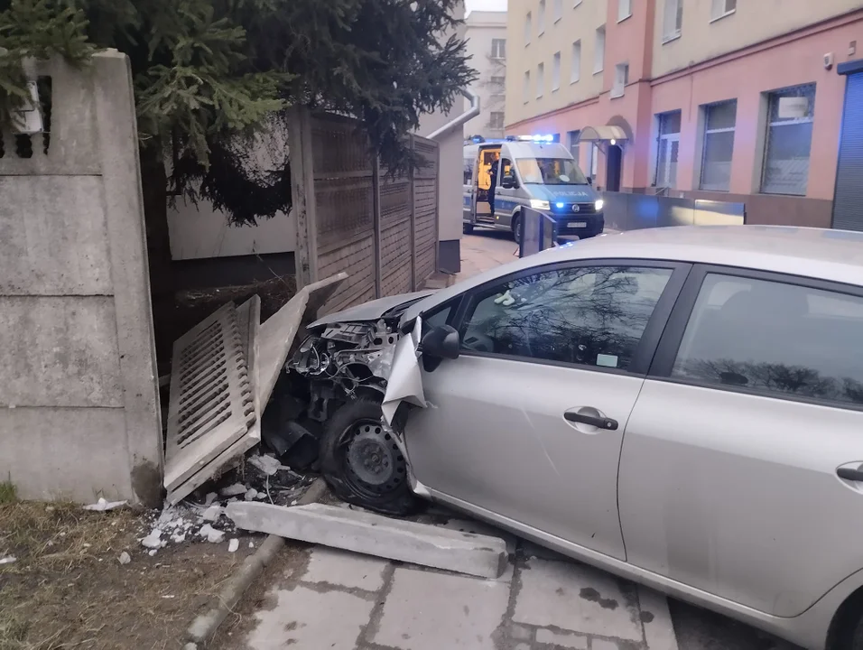 Bałuty: Kierowca skasował osobówkę i uciekł. Szuka go policja - Zdjęcie główne