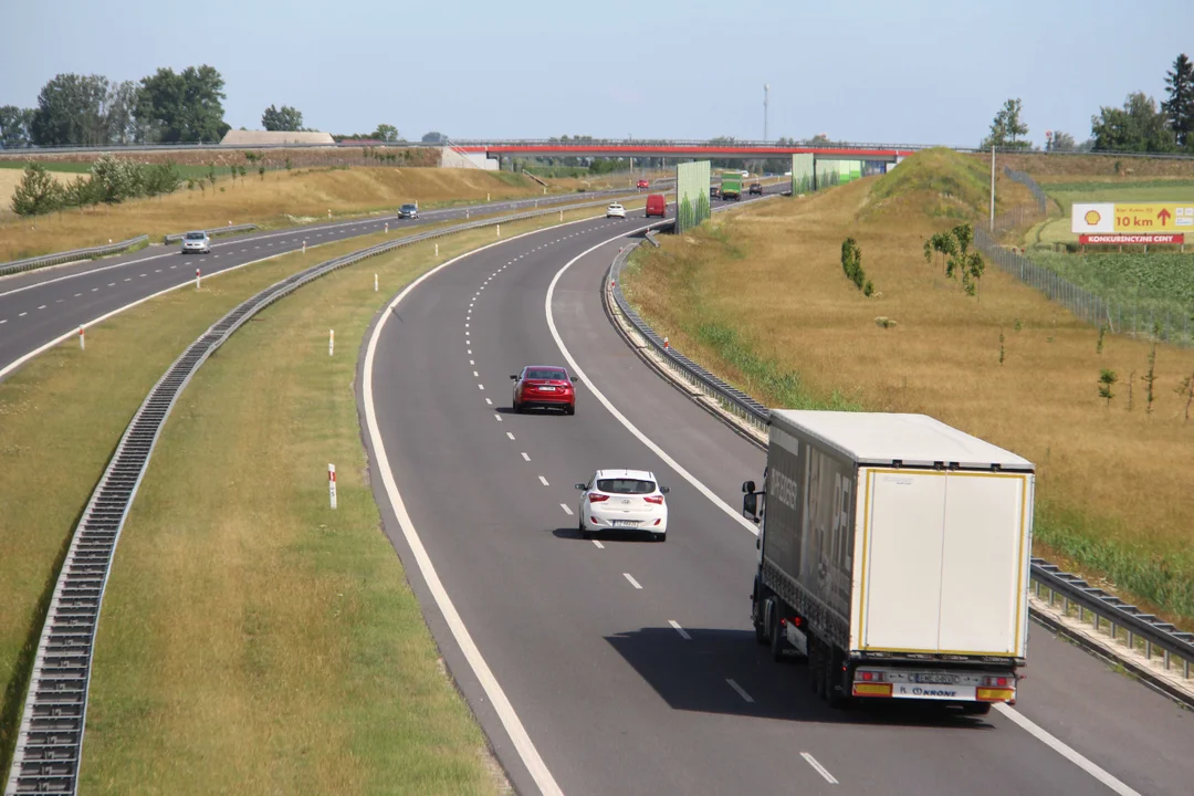 Wypadek na autostradzie A2. Na nitce w stronę Poznania zderzyły się dwa samochody - Zdjęcie główne