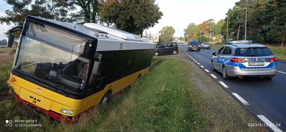 Autobus miejski wjechał do rowu. Kierowca był pijany - Zdjęcie główne