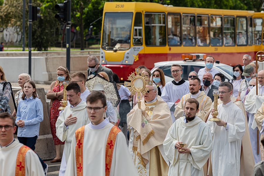 Boże Ciało w Łodzi. Procesja pod przewodnictwem abp łódzkiego, Grzegorza Rysia przeszła ulicami miasta (fot. Michał Pietrzak - redakcja TuŁódź) |wiadomości łódzkie | Łódź | TuŁódź