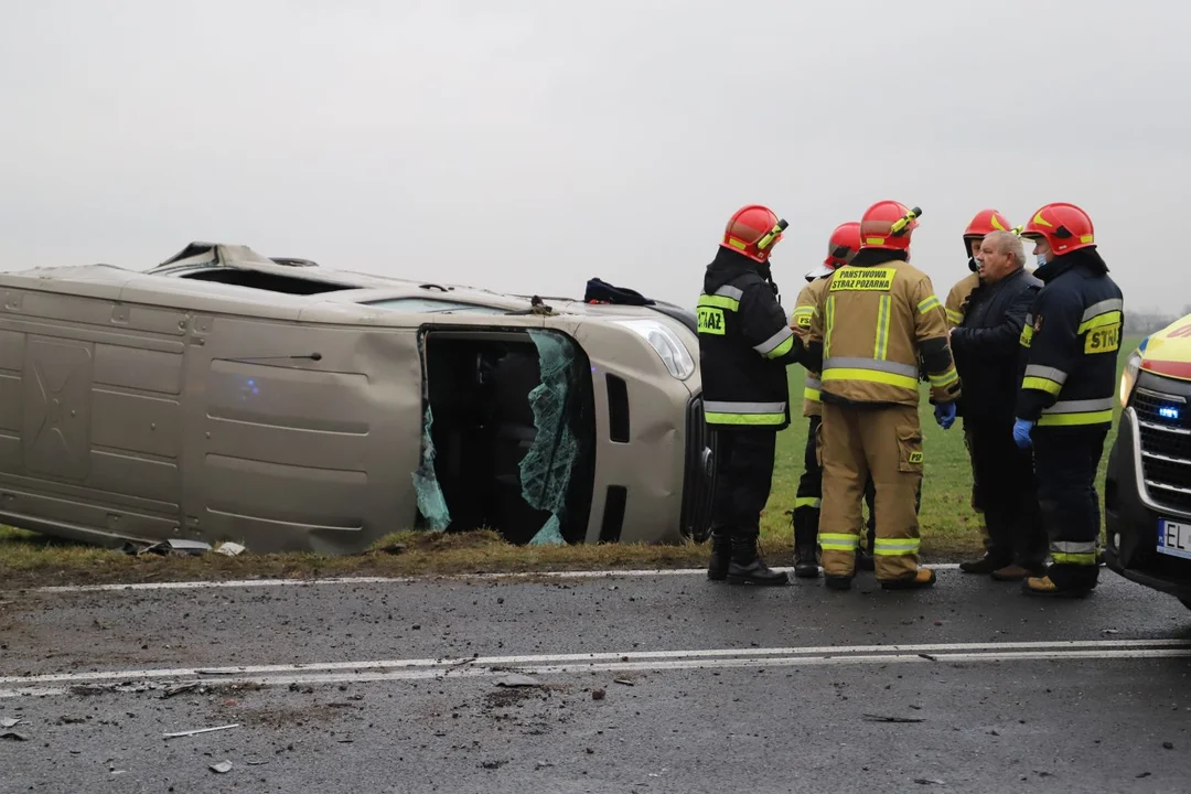 W wyniku wypadku na drodze Kutno-Piątek-Zgierz-Łódź poszkodowanych zostało kilka osób, w tym dzieci. Lądował śmigłowiec pogotowia