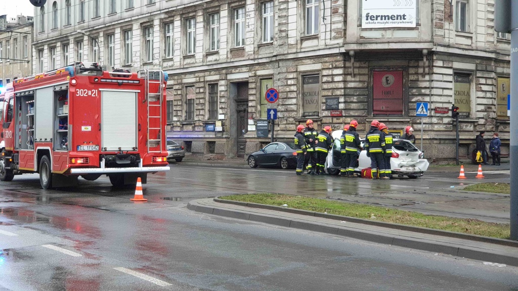 Karambol na Zachodniej przy Więckowskiego. Zablokowany jeden kierunek ruchu [ZDJĘCIA] - Zdjęcie główne