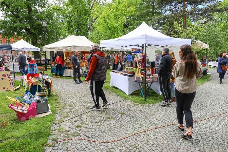 Targ Staroci Księży Młyn. Niezwykłe przedmioty, rękodzieło i sztuka użytkowa przyciągnęły miłośników przedmiotów "z duszą" (fot. Michał Pietrzak - redakcja TuŁódź) |wiadomości łódzkie | Łódź | TuŁódź