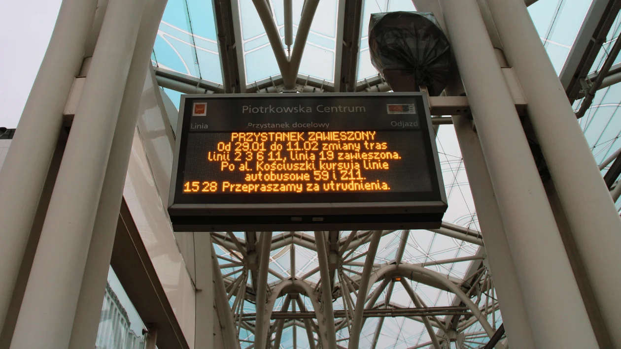 Tramwaje MPK Łódź nie kursują od Piotrkowskiej Centrum w stronę Manufaktury. Sprawdź, jak jeżdżą autobusy zastępcze [SZCZEGÓŁY] - Zdjęcie główne