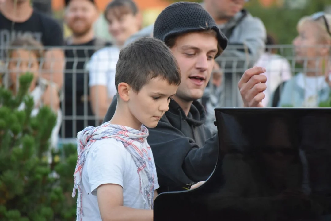 Fortepiany Wolności między tężniami na Retkini. Na koniec z Balińskim zagrał 7-letni Kirył [zdjęcia] - Zdjęcie główne