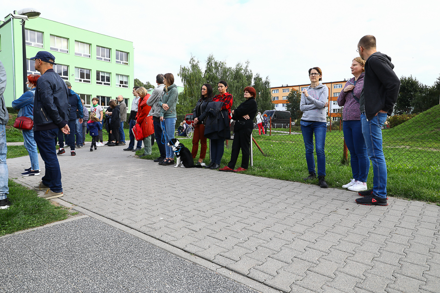 Mieszkańcy zgromadzeni przy Tężniach Solankowych na łódzkiej Retkini usłyszeli kompozycje Grzegorza Ciechowskiego w wykonaniu Kuby Sokołowskiego