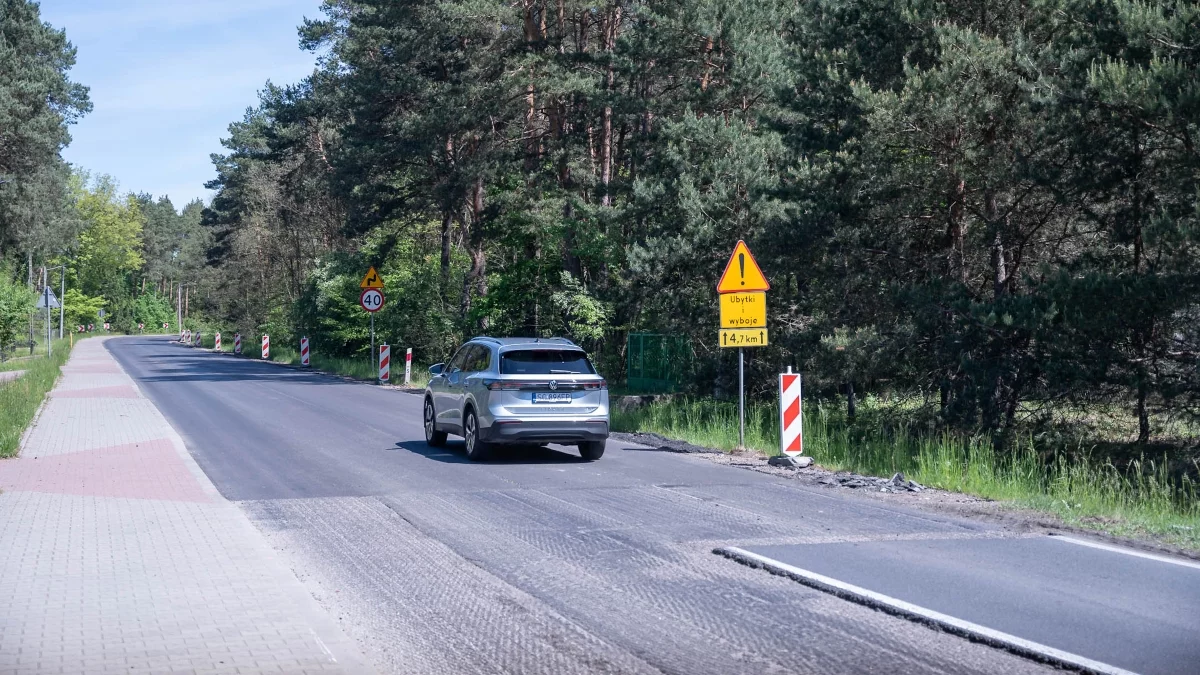 Ważna droga w Łódzkiem przechodzi metamorfozę. Nowy asfalt na zniszczonym łączniku